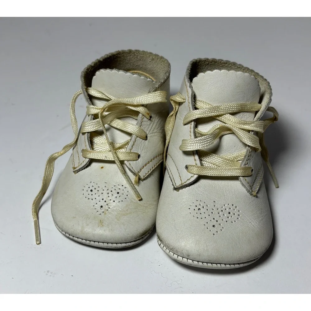 Vintage 1962 Baby Girl White Leather Heart Walking Name Shoes Booties Kathy